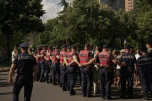 gjashtë protestuesit e shoqëruar