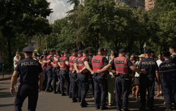 gjashtë protestuesit e shoqëruar