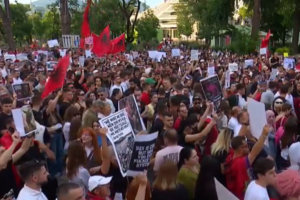 Përplasjet në Komisariatin nr.3 gjatë protestës,