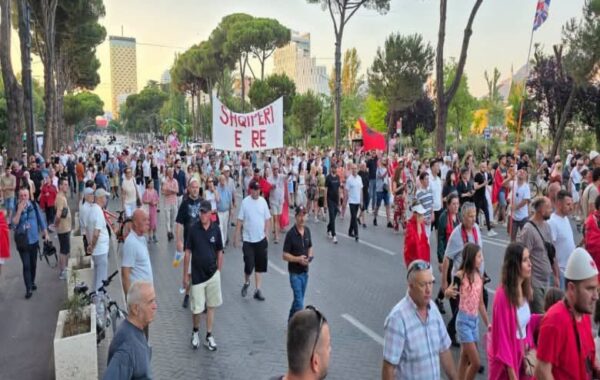 del në protestë