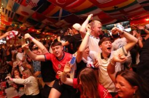 Angli Meksikë sjell përjashtimin e madh  Anglia mban hapur pub et deri në orën 05 00 të mëngjesit