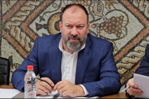 Kundërshtitë për ndarjen territoriale, Mazniku: Debati