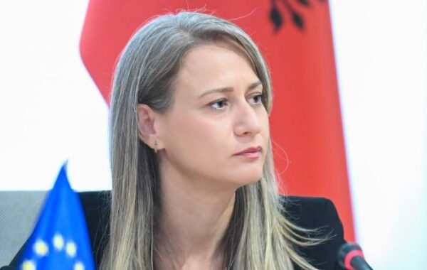 dorëheqjen si bashkëkryetare e PS