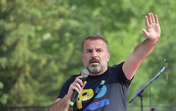 që la pas ish-zyrtari i