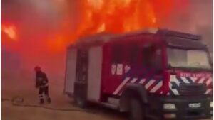 Zjarri përfshin sipërfaqe të mëdha në Daias  flakët rrezikojnë banesat  VIDEO 