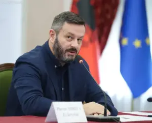 Gjyqi i nënës amerikane transmetohet live  Ndreca  Në Shqipëri mbyllim drejtësinë në emër të privatësisë