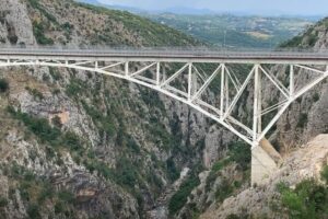 35-vjeçari gjendet i pajetë pranë Urës