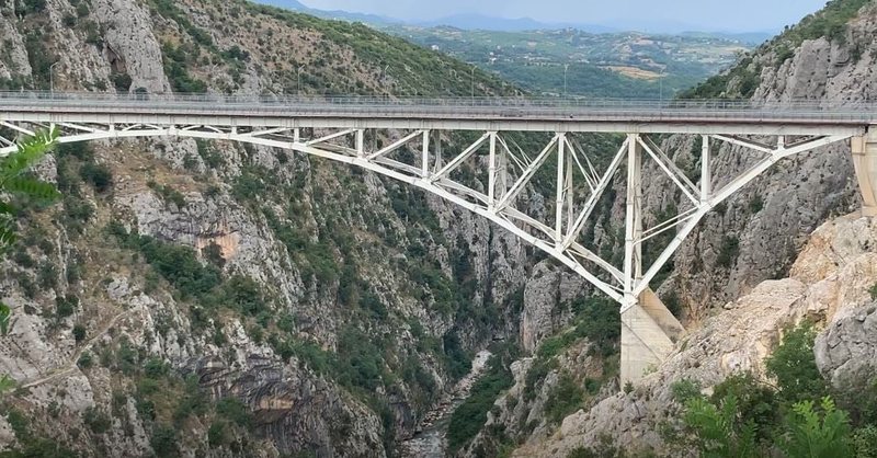 35-vjeçari gjendet i pajetë pranë Urës
