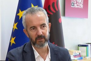 duhet të miratohet