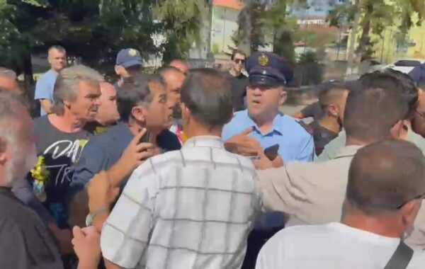 Protesta në Maliq, njerëzit e Adriatik