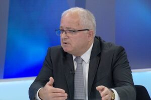 Tirana është e qelbur nga