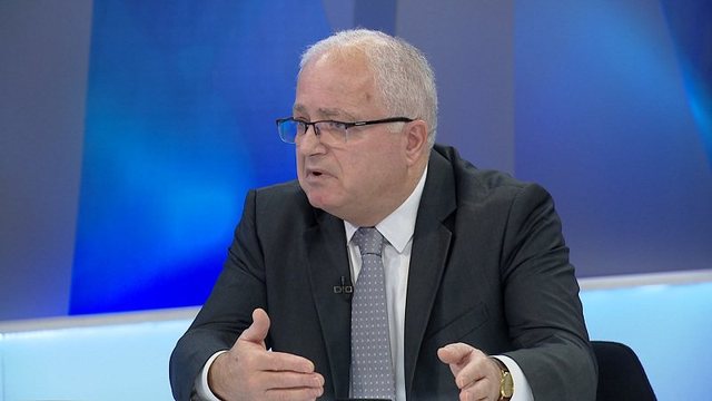Tirana është e qelbur nga