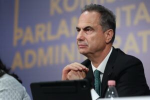 Për ‘kalorësin’ që ecën mbi