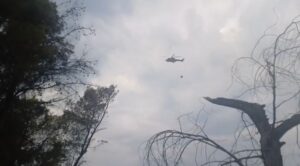 Zjarret përhapen në disa fshatra në Gjirokastër  ndërhyhet me helikopter për shuarjen e flakëve