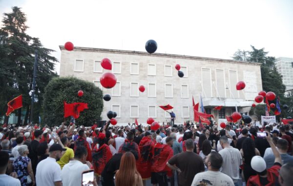 fenomenet e reja autoritare
