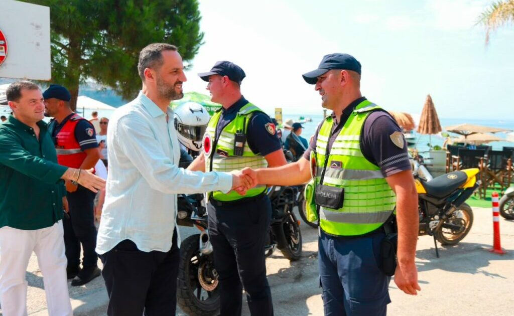 Mbi 200 turistë