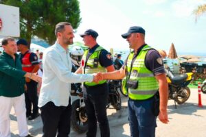 Mbi 200 turistë