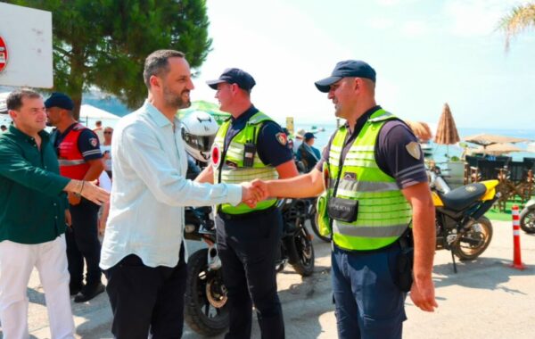 Mbi 200 turistë