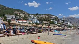 Plazhi i Qeparoit mbushet me pushues në fundjavën e parë të gushtit