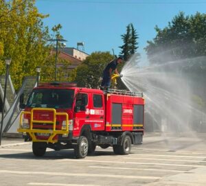 Temperaturat e larta  zjarrfikësit e Cërrikut intensifikojnë masat parandaluese