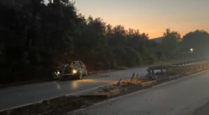 Aksident i rëndë në Elbasan  automjeti përplaset me trasenë  Policia nis hetimet