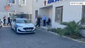 Dhunoi dhe kanosi me armë bashkëshorten në Palasë  arrestohet 40 vjeçari nga Tirana