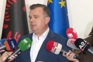 me thikë në