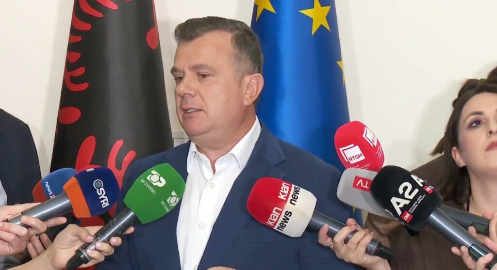 me thikë në