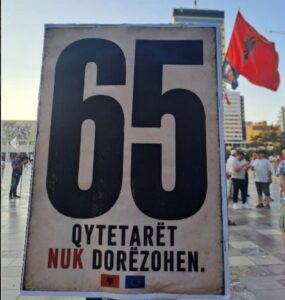 Vijon protesta e 65 të në Tiranë  qytetarët marshojnë drejt Kryeministrisë