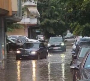Pas temperaturave të larta  Pogradeci përfshihet nga stuhi të forta  Përmbyten rrugët  VIDEO 