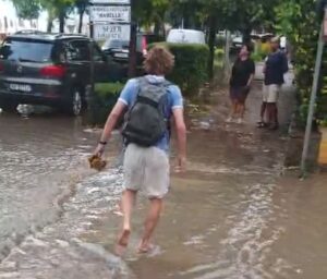 Stuhia në Pogradec  përmbytet një pjesë e shëtitores  VIDEO 