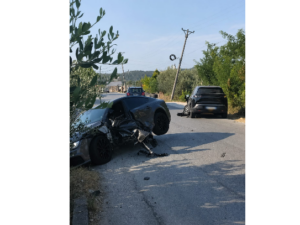 Aksident në Vlorë  përplasen dy automjete