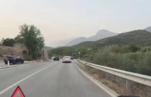 Makinat përplasen  kokë më kokë  në aksin Kuç Kallarat  një person i plagosur në aksident 