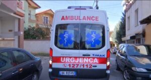 Përplasi për vdekje 1 vjeçaren gjatë manovrës me makinë  arrestohet 24 vjeçari në Tiranë  EMRI 