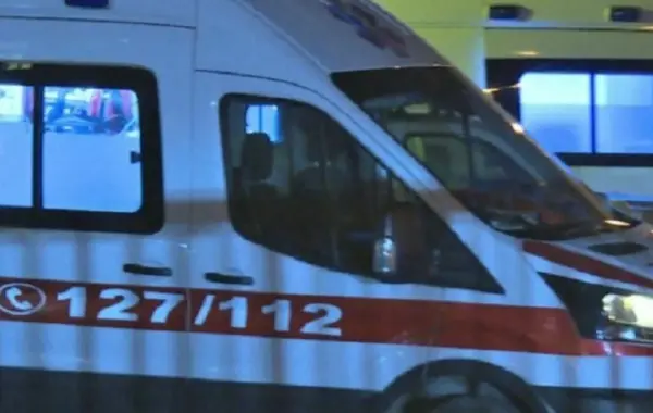 në kontakt me rrymën elektrike,