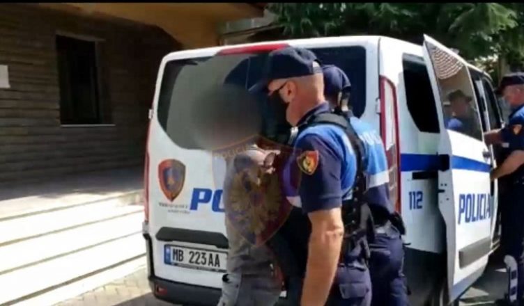 Grabiste biçikleta dhe para në taksi,