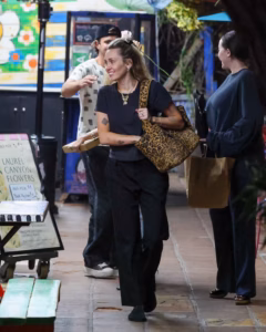 Miley Cyrus tregon se si një çantë me print leopardi transformon veshjen e përditshme