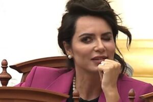 bashkë me intrigat dhe thashethemet