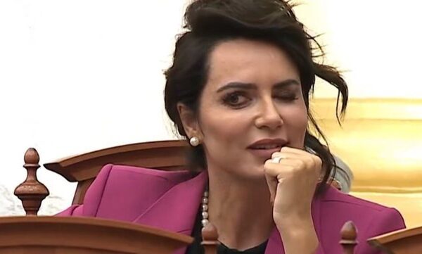 bashkë me intrigat dhe thashethemet