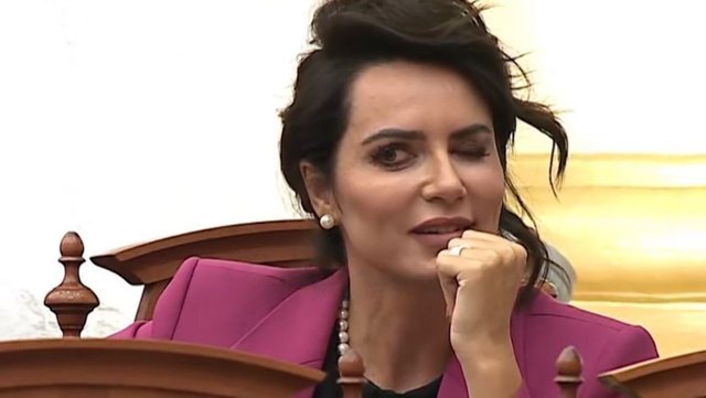 bashkë me intrigat dhe thashethemet