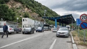 Kolona në kufi  mbi dy orë pritje për të hyrë në Kosovë te Dheu i Bardhë