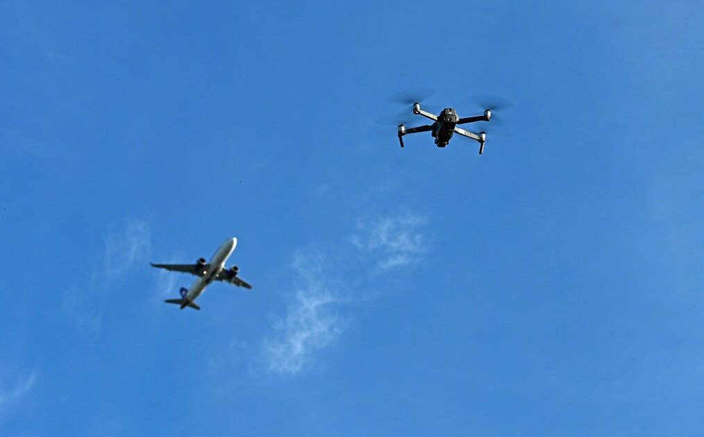 Një dron pranë një avioni