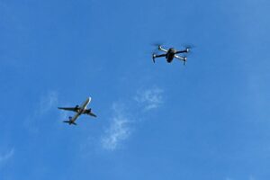 Një dron pranë një avioni