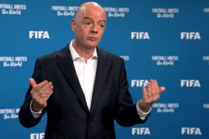 KOMENT – Infantino mbledh urgjentisht FIFA-n
