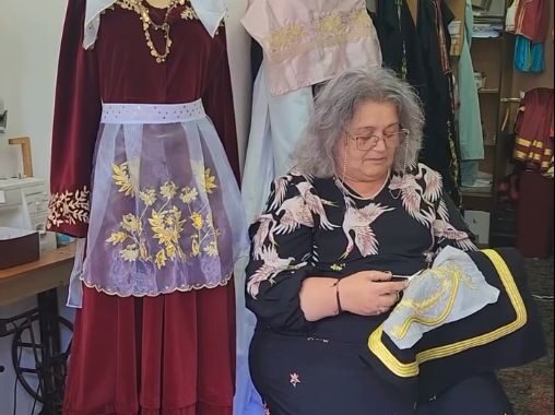 vazhdon të