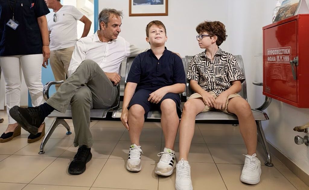 GREQI – Mitsotakis aksidentohet pas rrëzimit