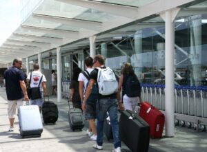 ITALI   Rifillojnë fluturimet në aeroportin e Katanias pas uljes së aktivitetit të Etna s