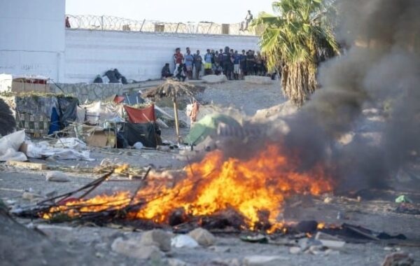 flakën një kampi migrantësh