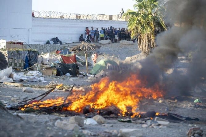 flakën një kampi migrantësh