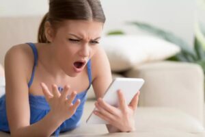 “Psychology Today”: A e dëmtojnë trurin